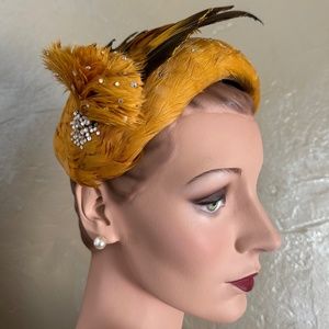 ENTHRALLING 1950s' GOLD COLORED  FEATHER COCKTAIL HAT WITH FEATHER "WINGS"